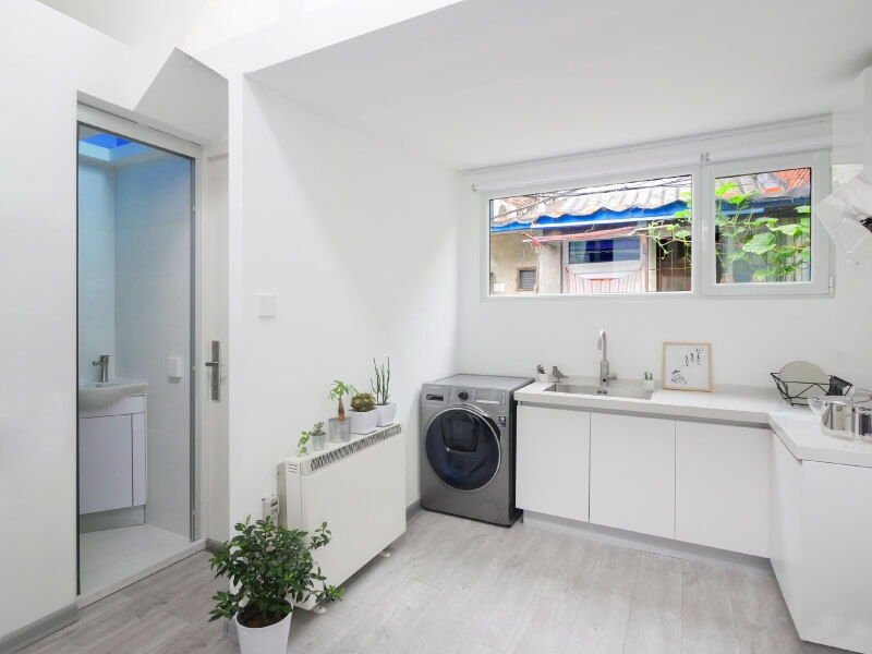 Cửa phòng đối diện nhà vệ sinh/bồn cầu