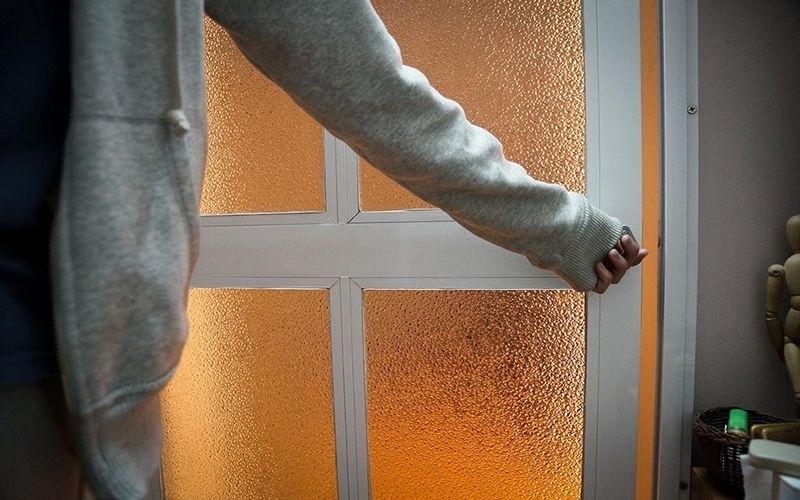 Luôn khóa cửa khi đi ngủ