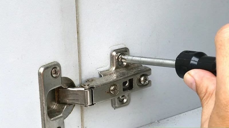 Treo chìa khóa gần cửa – dễ bị "câu khóa"