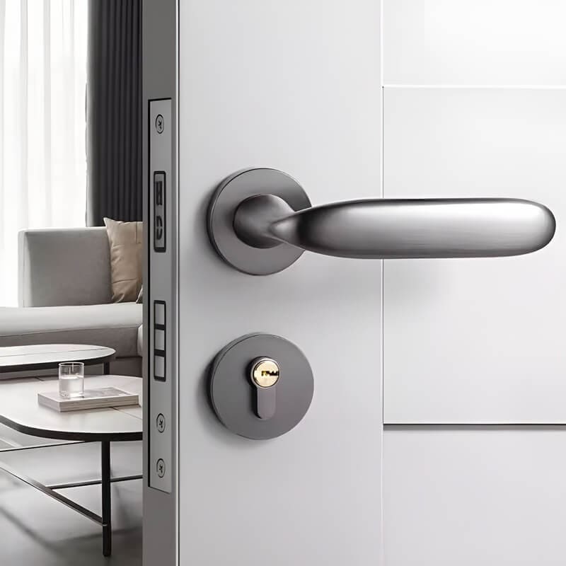 Luôn khóa cửa cẩn thận, kể cả khi ở trong phòng